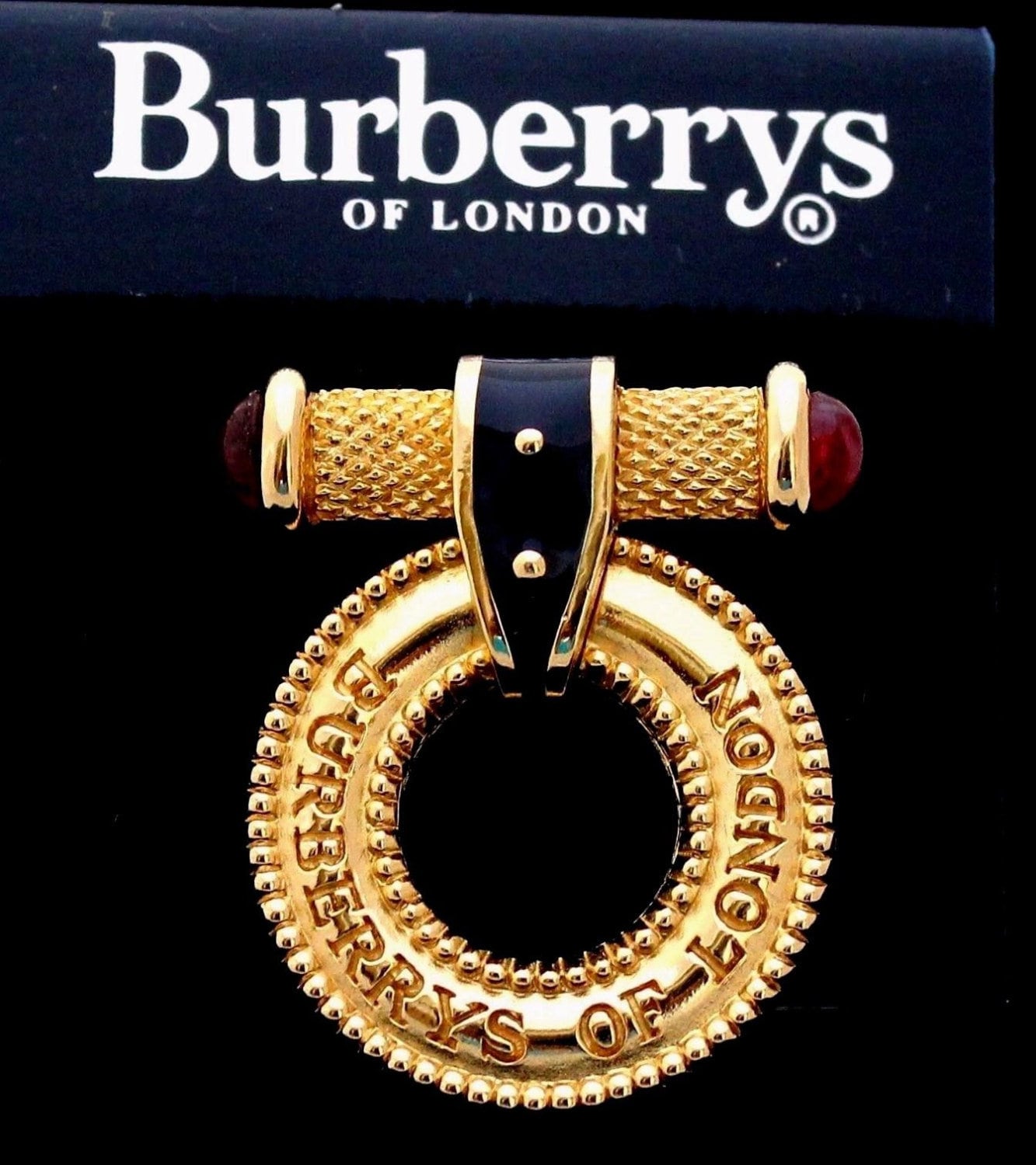 Burberrys Of London Signierte Vergoldete Kranz Anstecknadel Brosche Mit Gravur "Burberrys London' von Dior4U