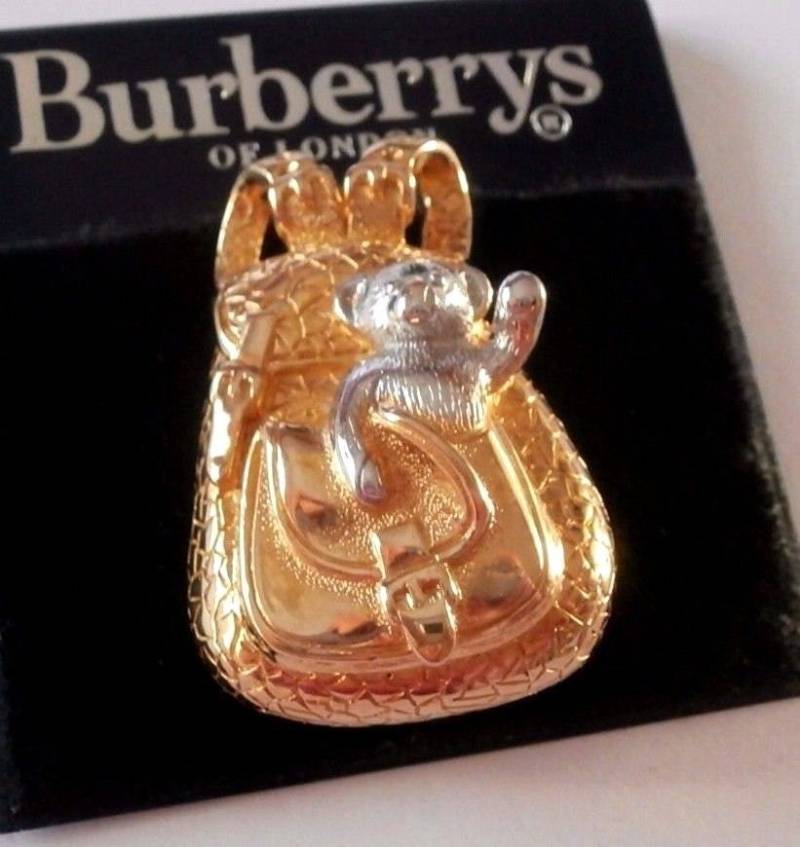 Burberrys Of London Signierter Pin Brosche Rucksack Mit Bär von Dior4U