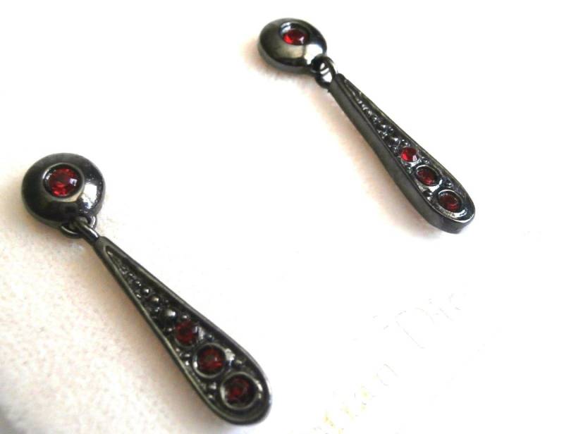 Christian Dior Roter Kristall Ohrringe; Schwarzes Finish, 14 Kt Stifte Made in Usa von Dior4U