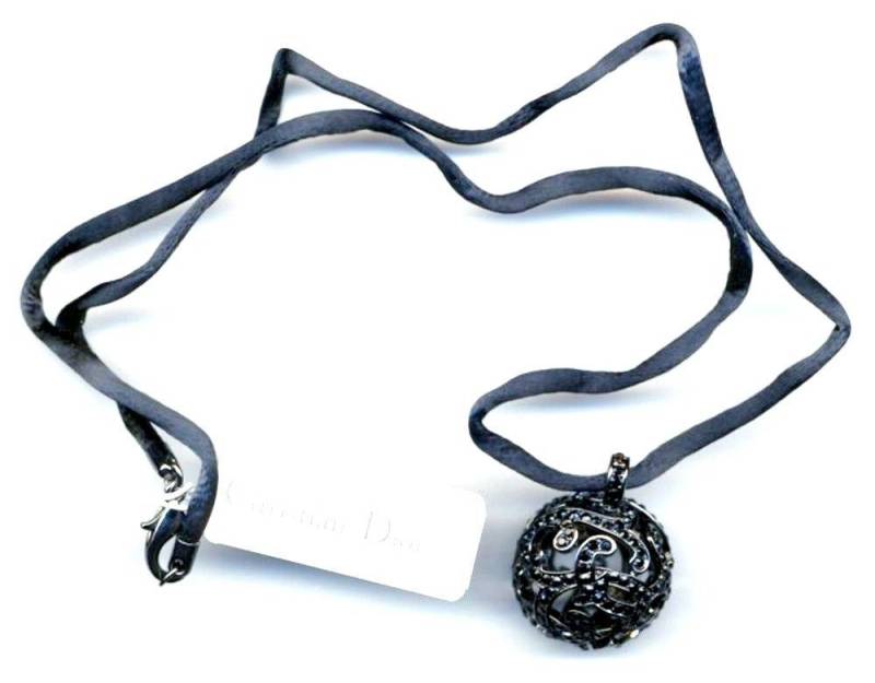 Christian Dior Signierte Jet Schwarze Kristallkugel An Seiden-Halskette von Dior4U