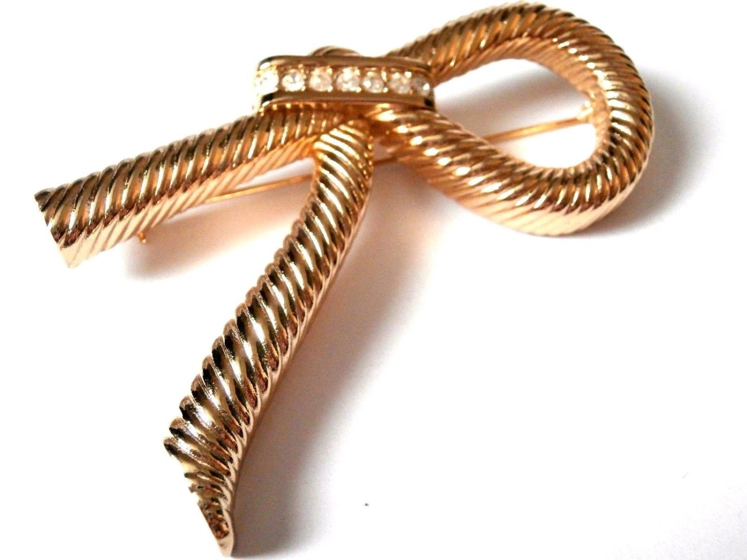 Christian Dior Vergoldete Pin Brosche; Kristallset, Limited Edition Boutique Made in France von Dior4U