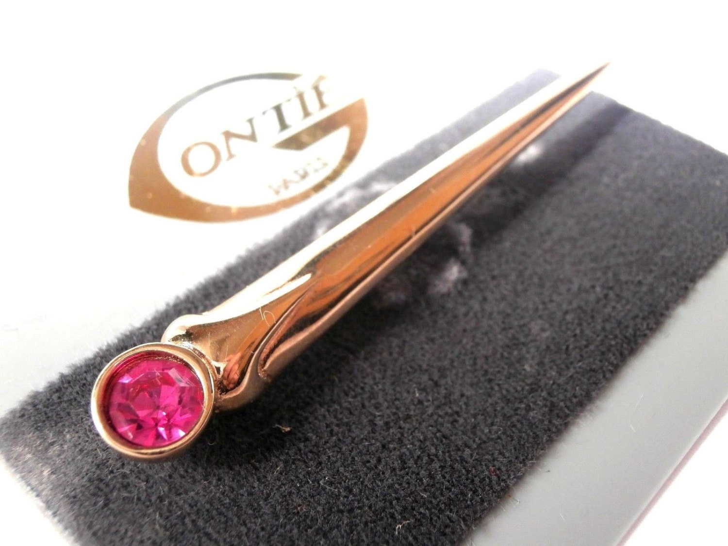 Gontie Paris Pin Brosche 184-Fach Vergoldet Mit Rubinrotem Kristall von Dior4U