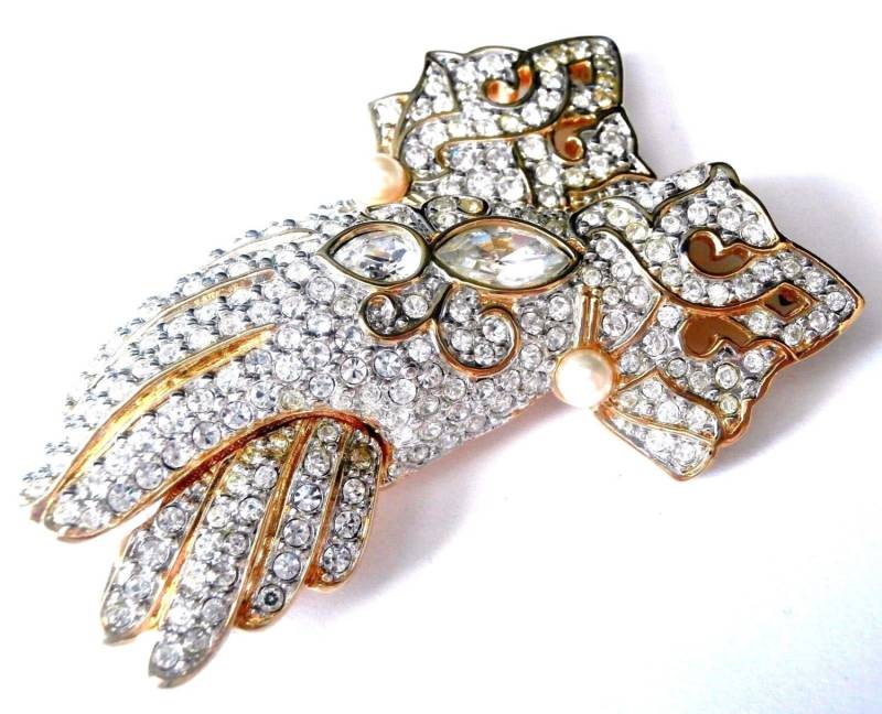 Signierte Swarovski Pin Brosche Hochzeit Handschuhe Set Mit Kristallen Und Perlen Vergoldeten Akzenten von Dior4U
