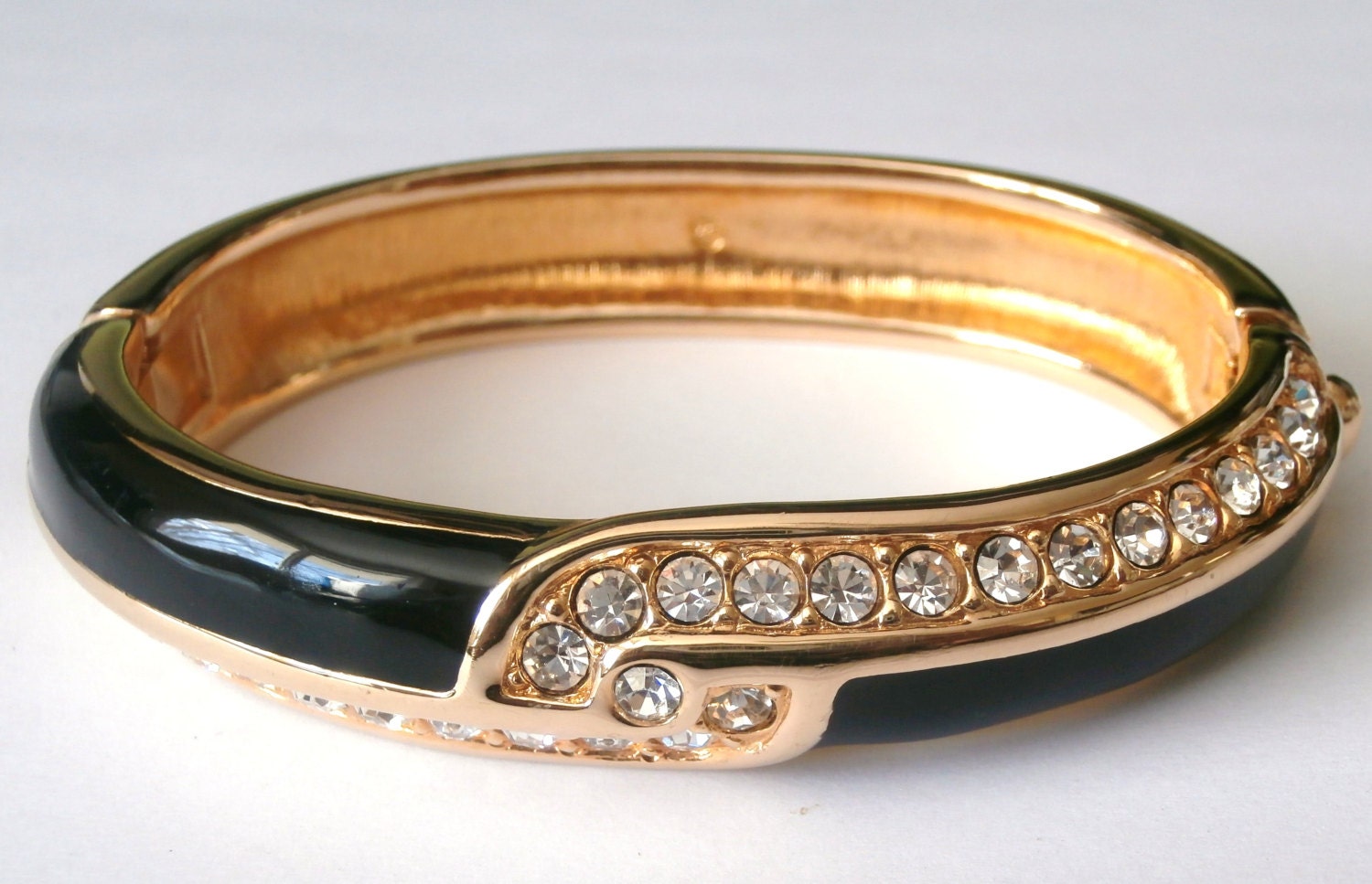 Swarovski Signed Cuff Armband Vergoldet Mit Klaren Kristallen Und Schwarzer Emaille von Dior4U