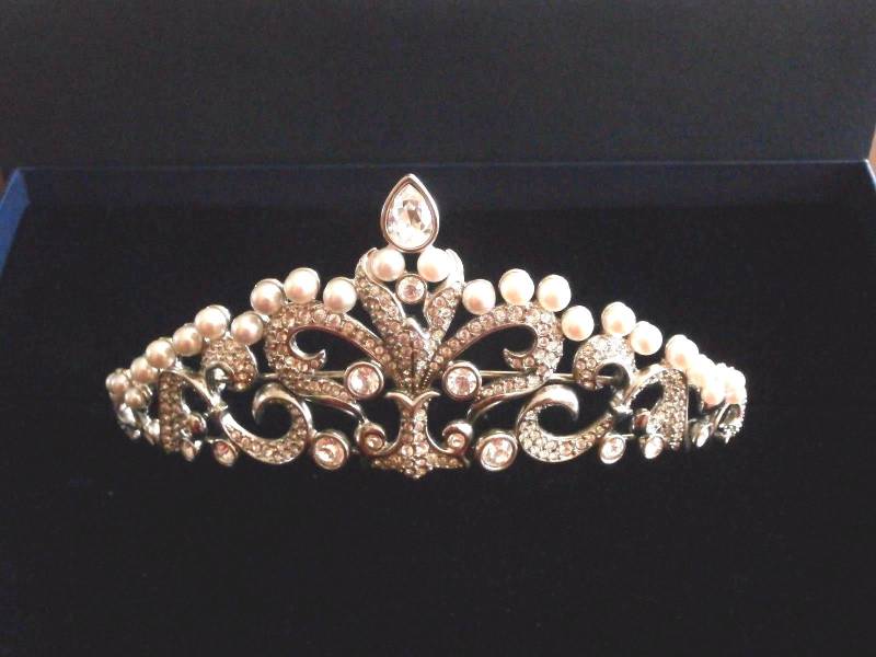 Swarovski Signiert Rhodium Tiara Mit Klaren Kristallen Und Kunstperlen Im Beutel von Dior4U