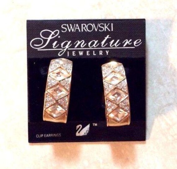 Swarovski Signierte Ohrclips, Vergoldet Mit Bezel Set Und Pave Clear Crystals Swan Logo von Dior4U