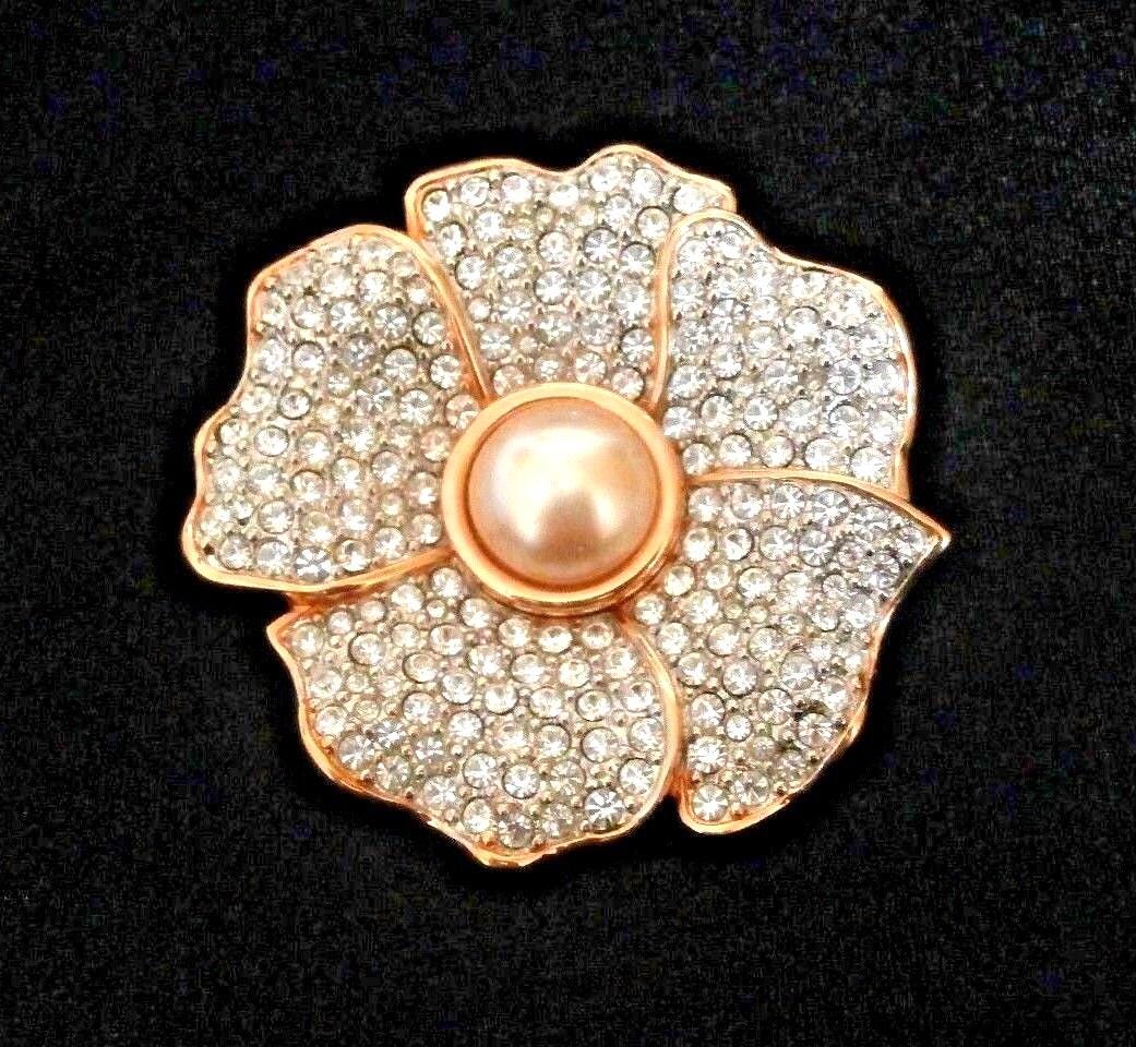 Swarovski Signierte Vergoldete Blume Pin Mit Klarem Kristall Und Faux Pearl von Dior4U