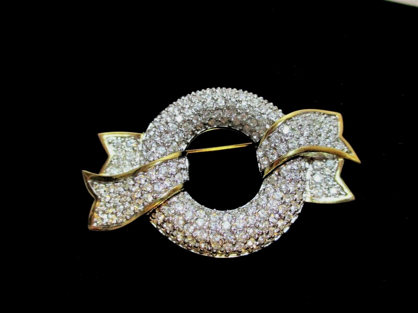 Swarovski Signierte Vergoldete Kranz & Band Brosche Pin Mit Klaren Kristallen von Dior4U