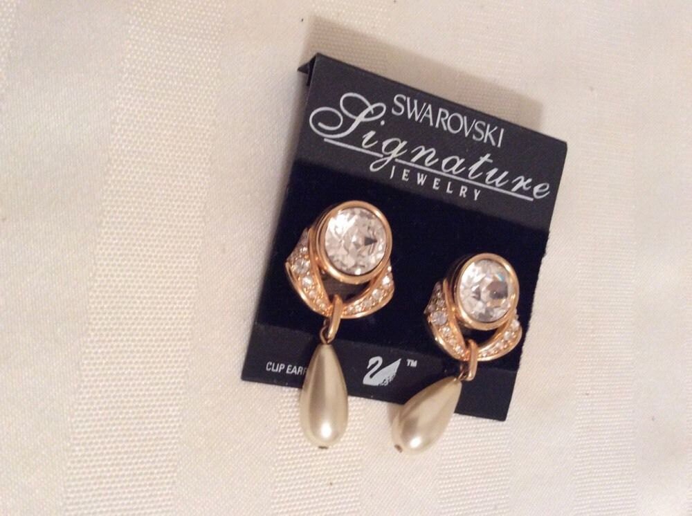 Swarovski Signierte Vergoldete Ohrclips Mit Bezel Set Aus Klaren Kristallen Und Perlentropfen von Dior4U