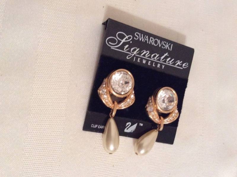 Swarovski Signierte Vergoldete Ohrclips Mit Bezel Set Aus Klaren Kristallen Und Perlentropfen von Dior4U