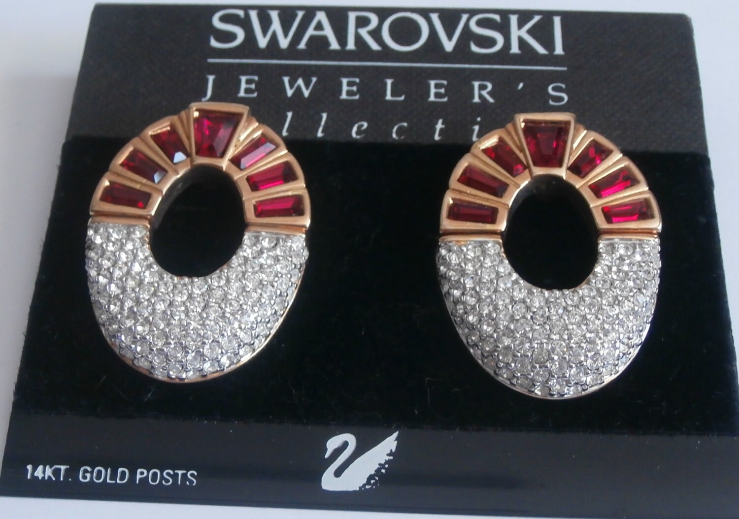 Swarovski Signierte Vergoldete Ohrstecker Mit Ruby Red & Pave Kristallen - Schwan Logo von Dior4U