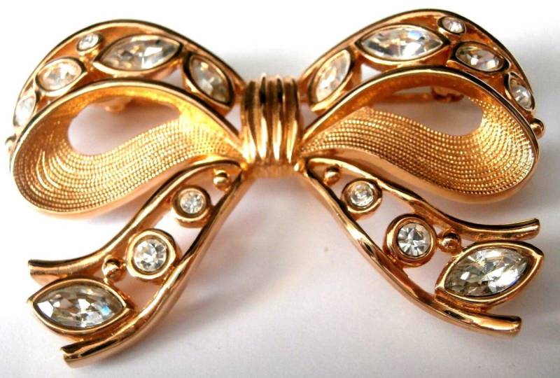Swarovski Signierte Vergoldete Schleife Pin Brosche Mit Navette Kristallen von Dior4U