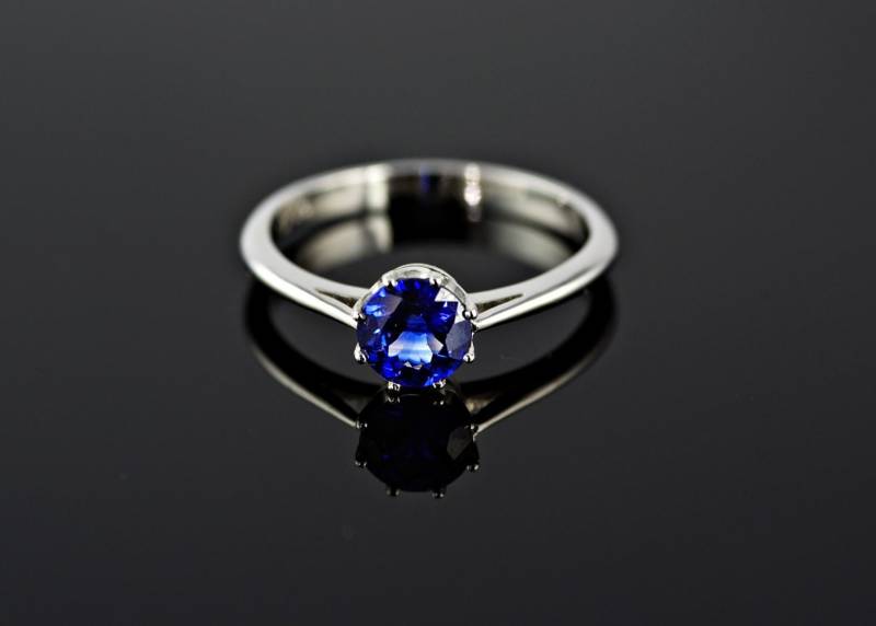 Handgefertigter 1.00 Ct Ceylon Blauer Saphir Platin Verlobungsring von DiorahJewellery