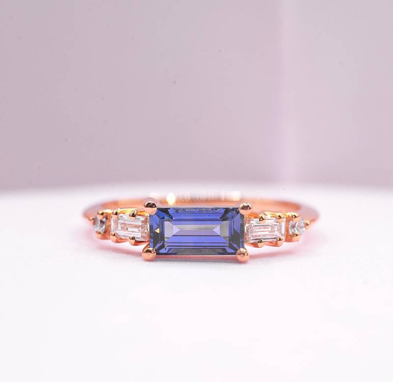 1.46Ct Smaragdschliff Hellblauer Saphir Verlobungsring | Braut Versprechen Ring Baguette Diamant Und 4.5 X 8mm Blauer Rose Gold 1.46Ct Smaragdschliff Hellblauer Saphir Verlobungsring | Braut Versprechen Ring Baguette Diamant Und 4.5 X 8mm Blauer Rose Gold von DiorahJewellery