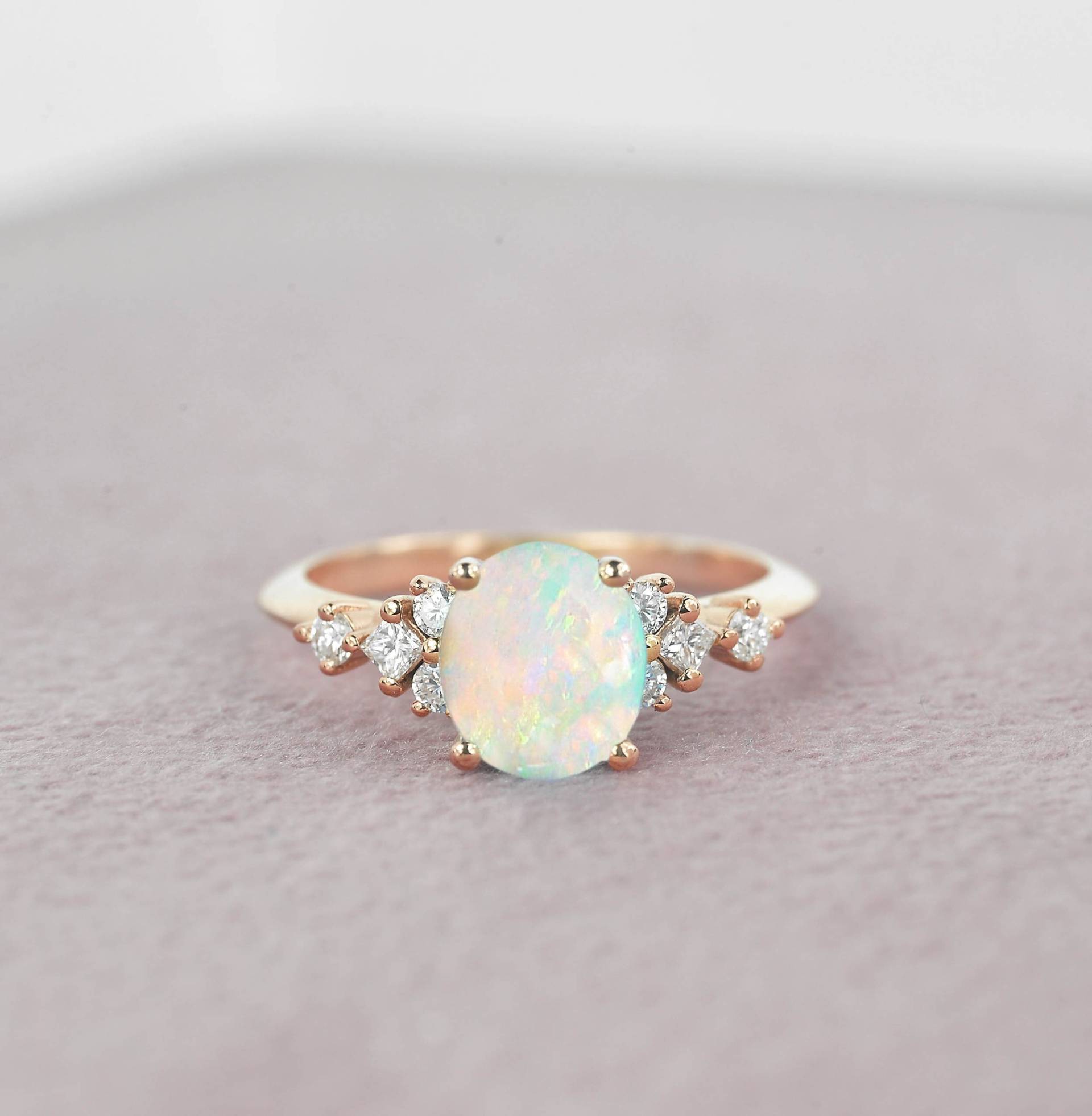 1.65Ct Ovaler Natürlicher Weißer Opal Und Diamant Verlobungsring | Jubiläumsring Ring Prinzessin Roségold von DiorahJewellery