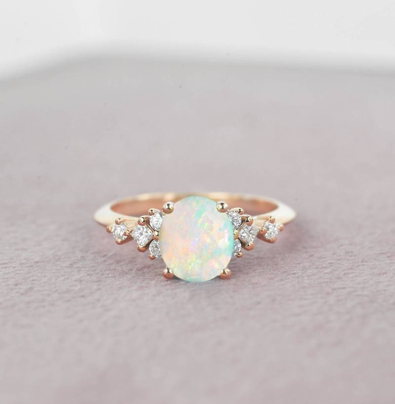 1.65Ct Ovaler Natürlicher Weißer Opal Und Diamant-Verlobungsring | Jubiläum Ring Oval Prinzessin Diamant Rosegold Verlobungsring von DiorahJewellery