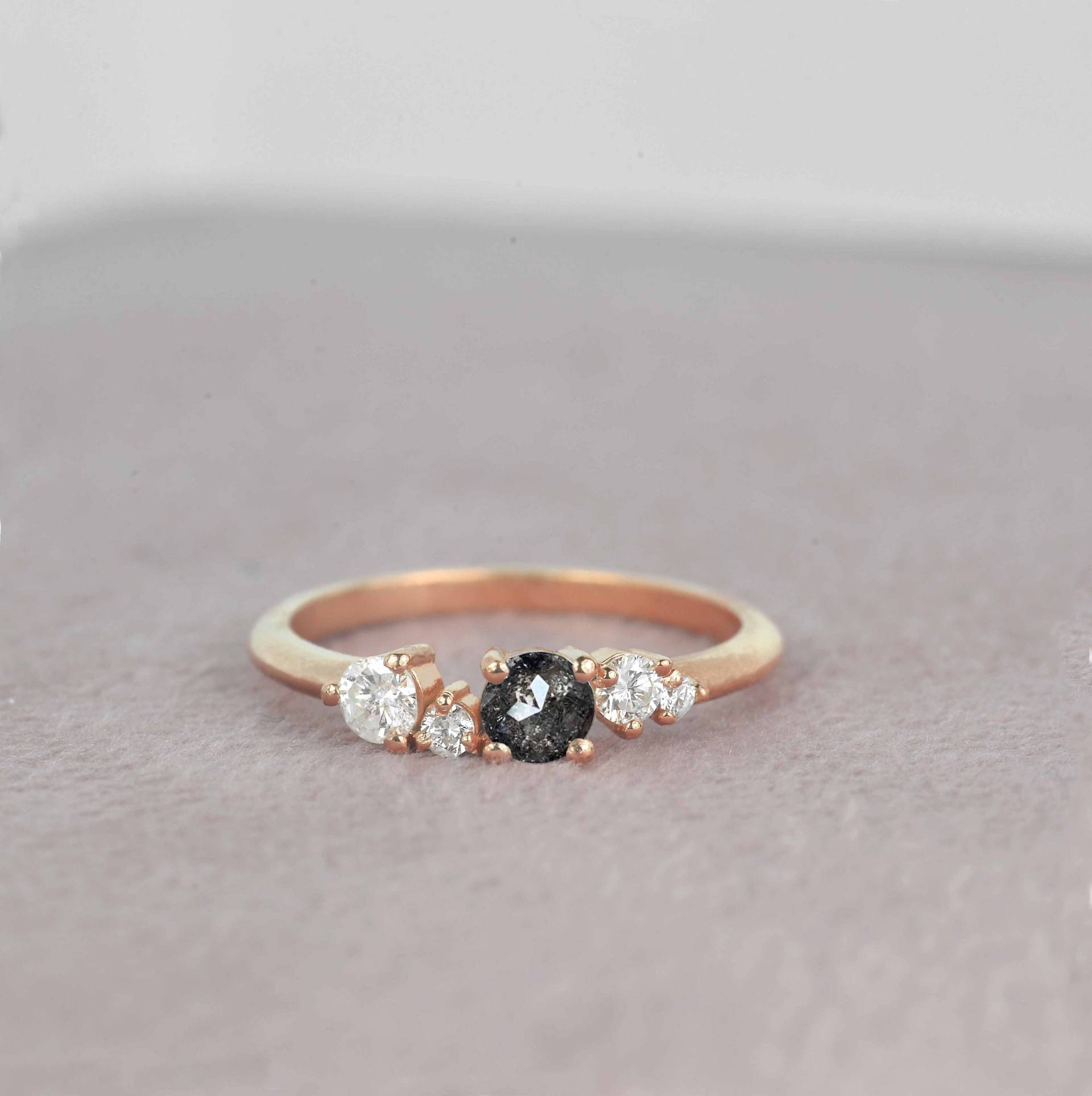 4mm Runder Salz Und Pfeffer Diamant Verlobungsring | Ehering Vintage 9K/14K/18K Roségold, Platin Ring von DiorahJewellery