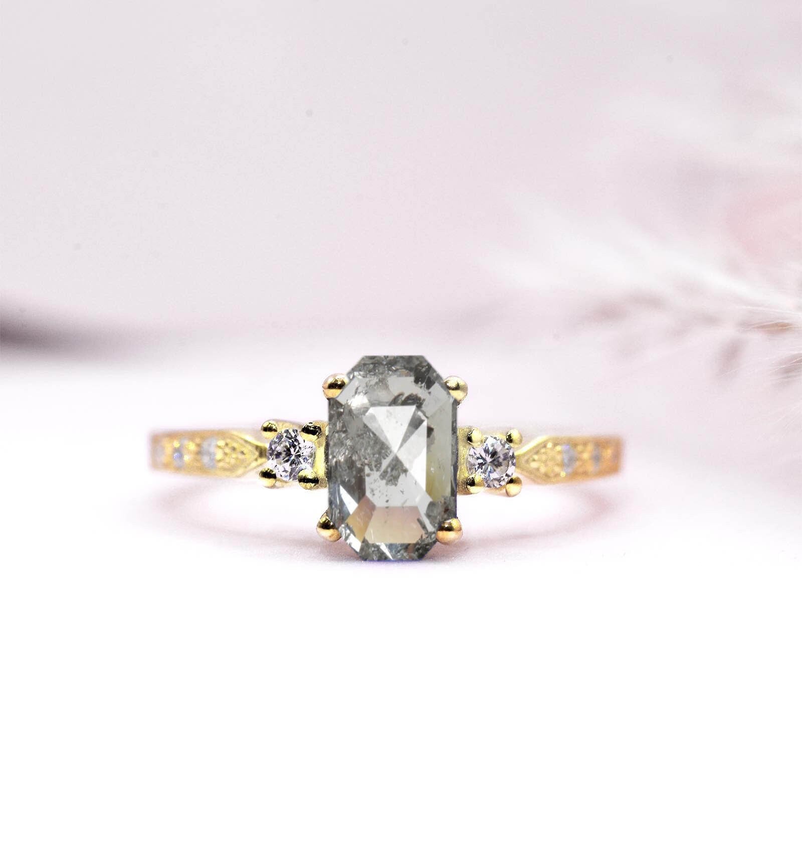 6 X 8 Mm Radiant Salz Und Pfeffer Diamant Art Deco Ring | Hochzeitsring in Gelbgold Vintage Galaxy Mit Diamanten von DiorahJewellery