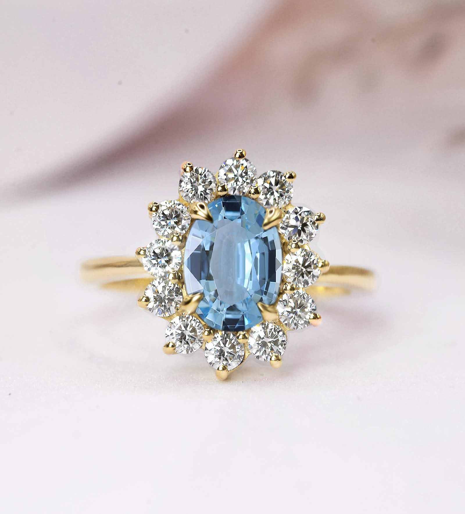 6 X 8mm Aquamarin Und 2mm Diamant Verlobungsring | Hochzeits-, Braut - Jubiläumsring Cluster Ring Aus Gelbgold Für Sie von DiorahJewellery