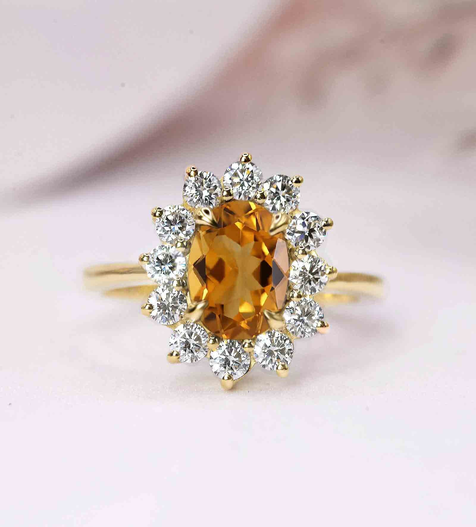 6 X 8mm Gelber Saphir Und 2mm Diamant Verlobungsring | Hochzeits-, Braut - Jubiläumsring Cluster Ring Aus Gelbgold Für Sie von DiorahJewellery