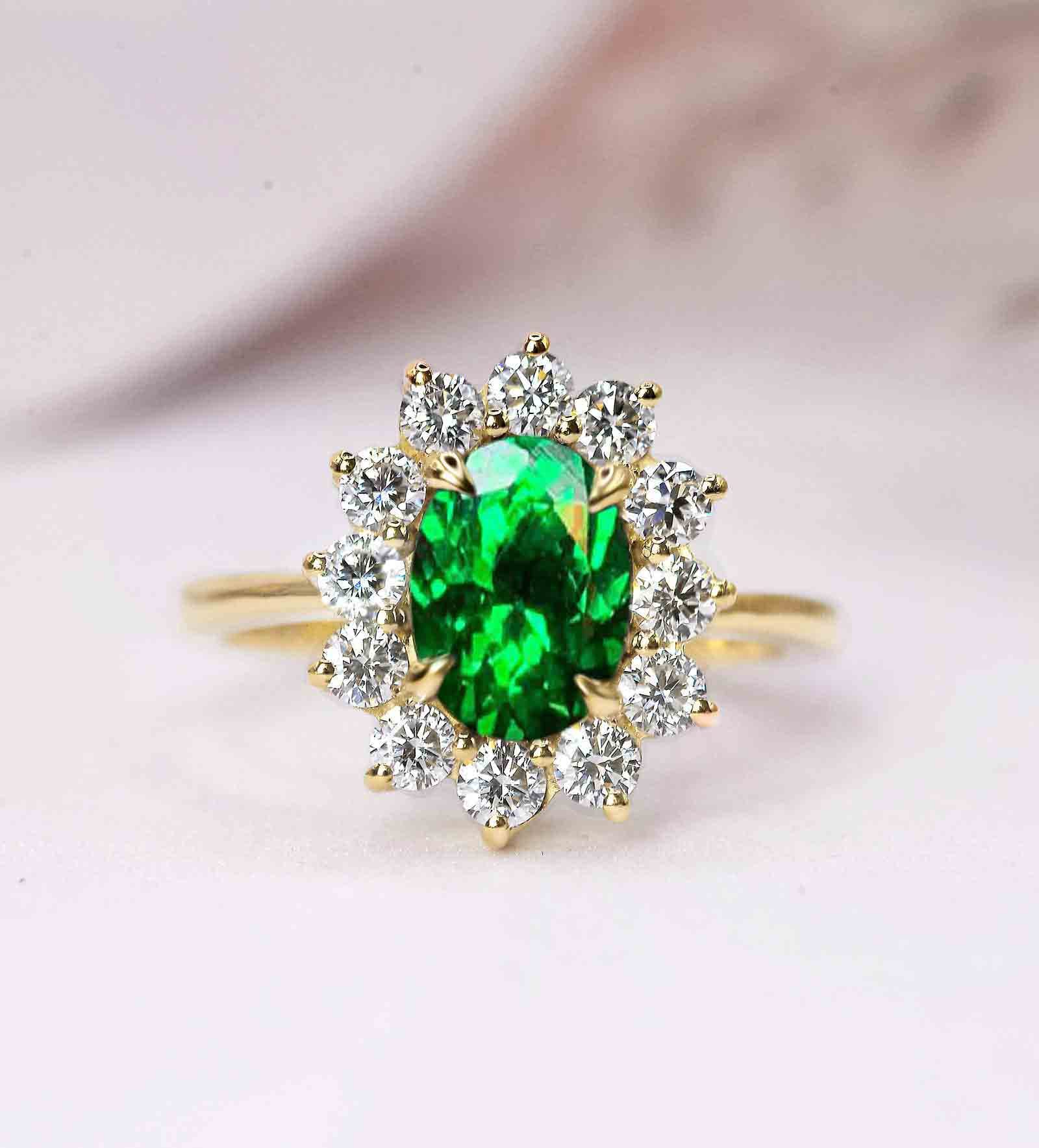 6 X 8mm Grüner Tsavorit Und 2mm Diamant Verlobungsring | Hochzeits-, Braut - Jubiläumsring Cluster Ring Aus Gelbgold von DiorahJewellery