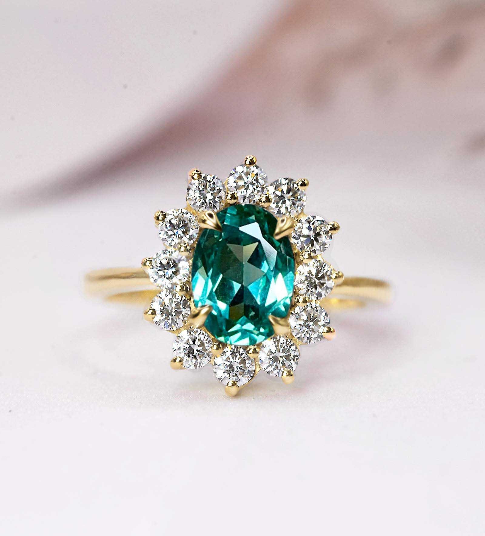 6 X 8mm Grüner Turmalin Und 2mm Diamant Verlobungsring | Hochzeits-, Braut - Jubiläumsring Cluster Ring Aus Gelbgold von DiorahJewellery