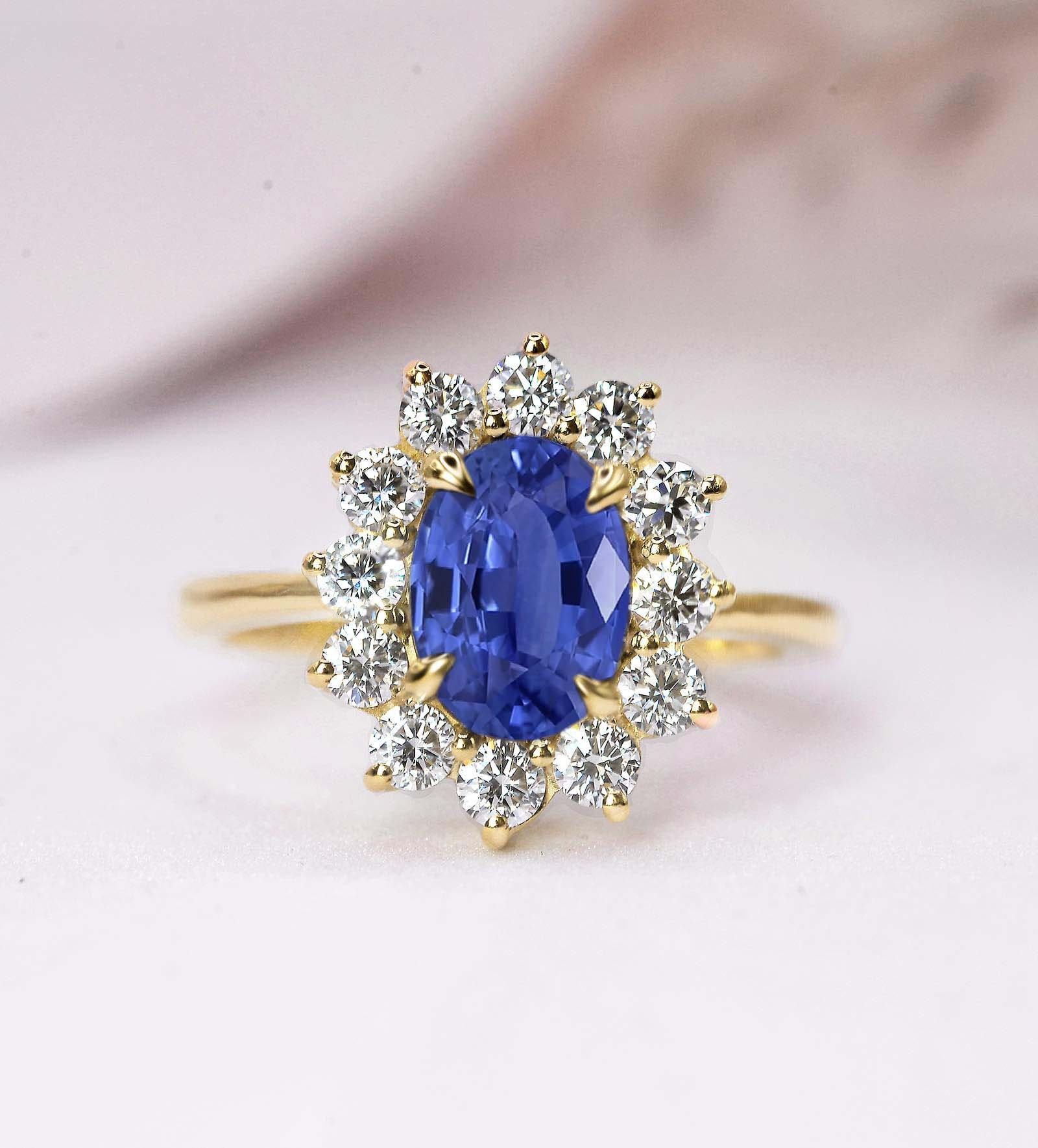 6 X 8mm Mittelgroßer Blauer Saphir Und 2mm Diamant Verlobungsring | Hochzeits-, Braut - Jubiläumsring Massiver Gelbgold Cluster Ring von DiorahJewellery