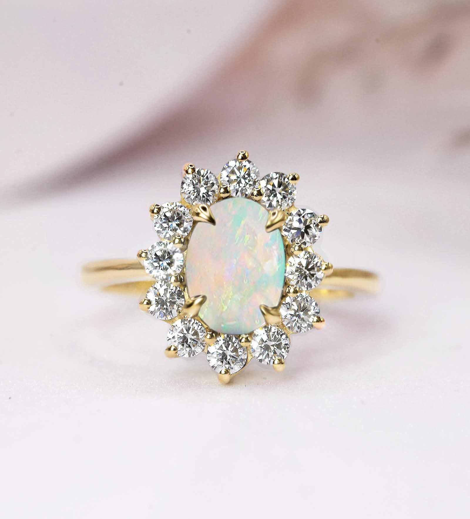 6 X 8mm Oval Weißer Opal Und 2mm Diamant Verlobungsring | Hochzeits-, Braut - Jubiläumsring Cluster Ring Aus Gelbgold von DiorahJewellery