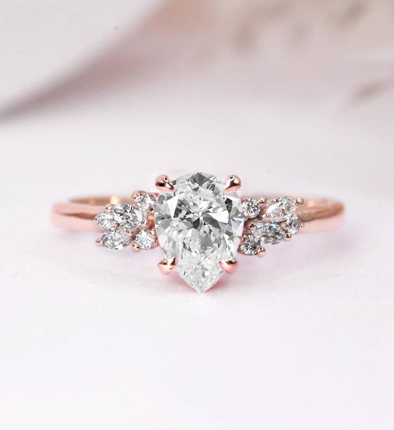 6 X 8mm Pear White Moissanite Und Diamant Verlobungsring | Hochzeits-, Braut - Jubiläumsring Cluster Ring in Roségold Für Sie von DiorahJewellery