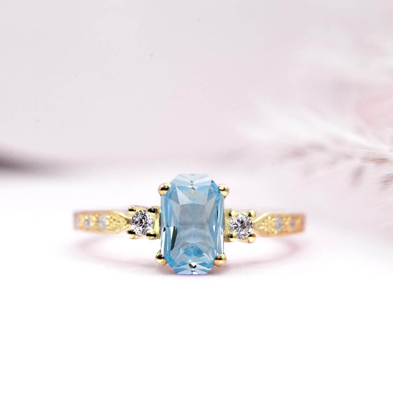6 X 8mm Radiant Cut Aquamarin Art Deco Ring | Brautjubiläumsring in Gelbgold Verkauft Vintage Mit Diamanten von DiorahJewellery