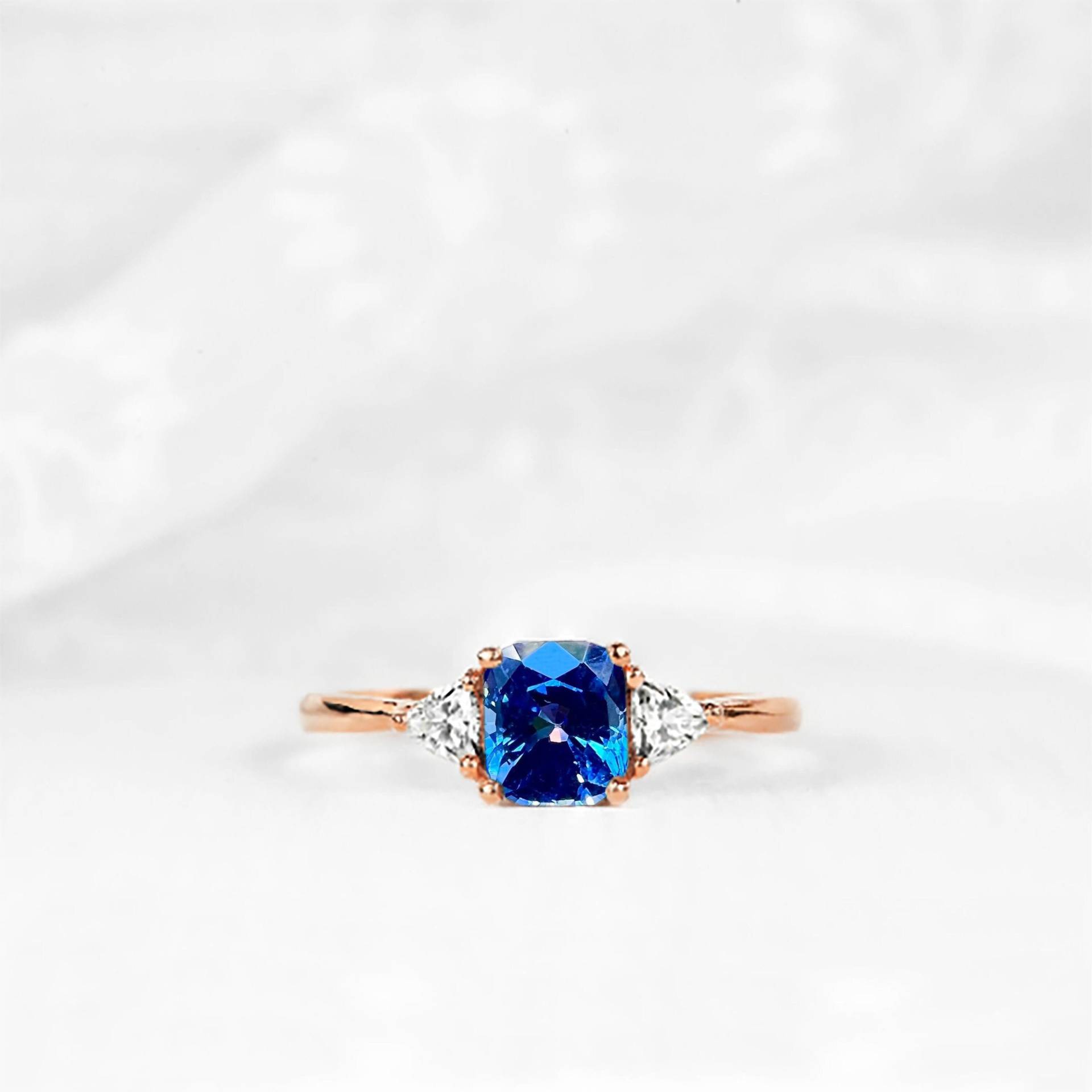 7 X 5mm Smaragdschliff Natur Blau Saphir Verlobungsring | Hochzeit Brautring Trilliant Diamant Und 1.00Ct Blauer Ring von DiorahJewellery