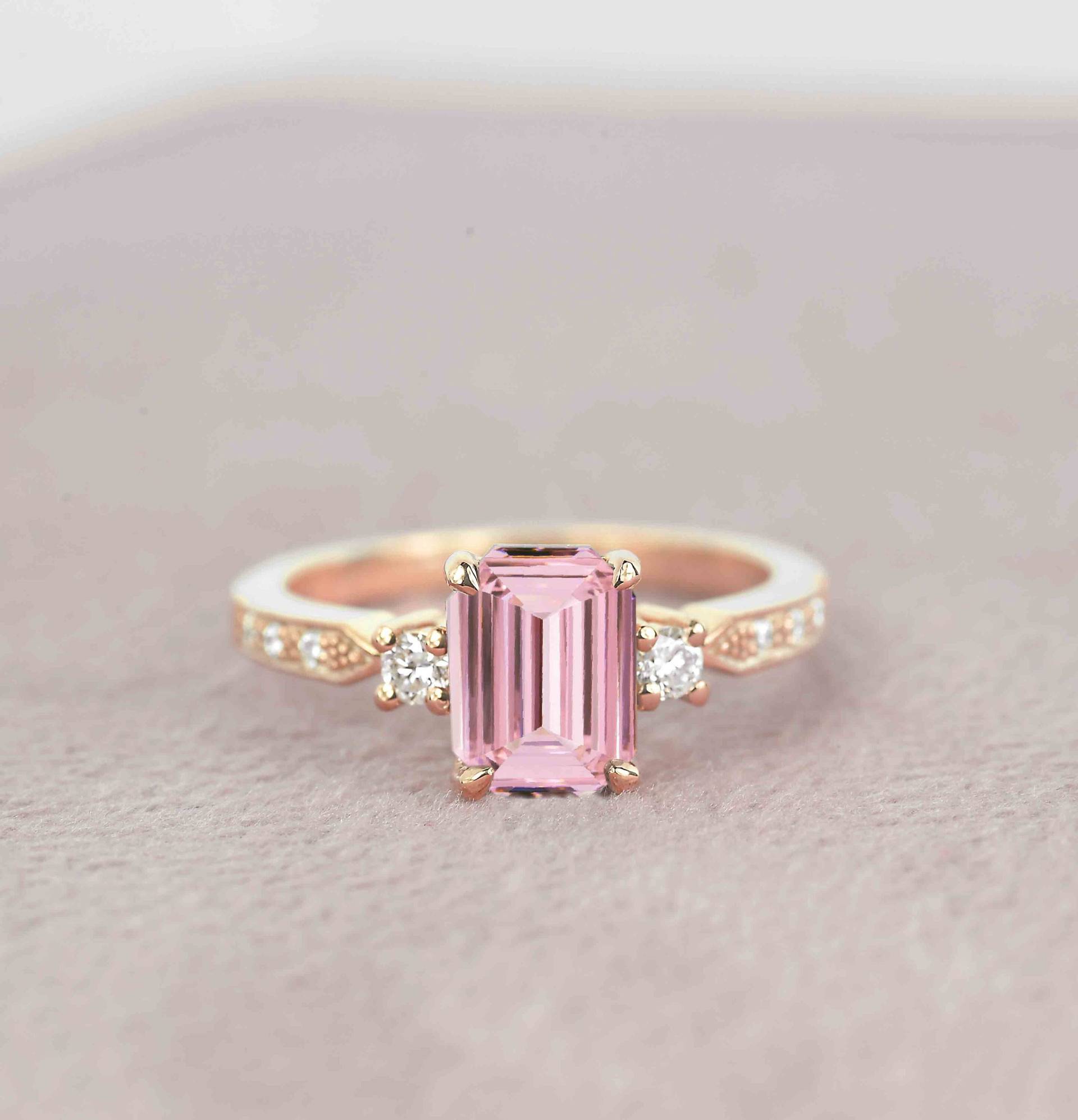 8 X 6mm Smaragdschliff Hellrosa Saphir Verlobungsring | Zierliche Runde Diamant Ehering Brautring Vintage Versprechen Ring 8 X 6mm Smaragdschliff Hellrosa Saphir Verlobungsring | Zierliche Runde Diamant Ehering Brautring Vintage Versprechen Ring von DiorahJewellery