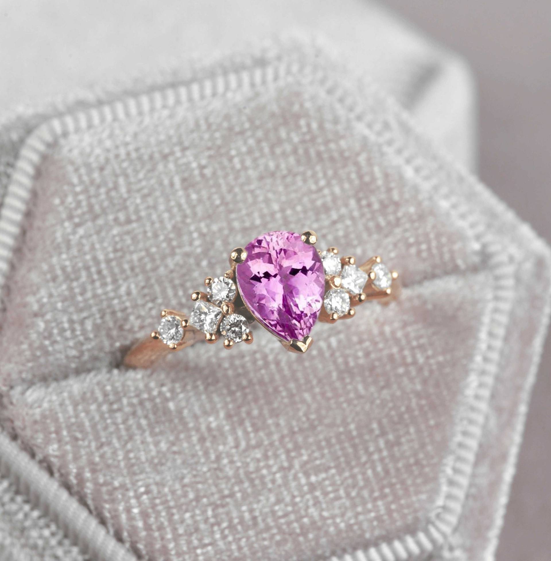 Birnen Rosa Saphir Verlobungsring | Braut Birne Pink Jubiläum Ring Princess Cut Diamant Roségold Für Sie von DiorahJewellery