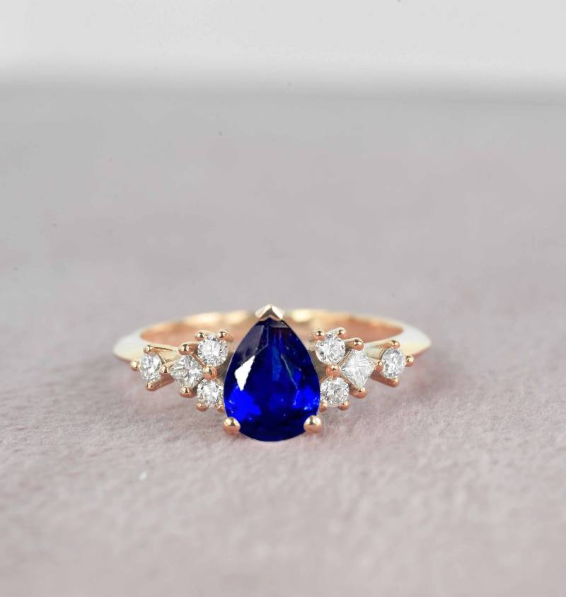 Birnenförmiger Blauer Saphir Verlobungsring | Braut Ring Princess Cut Diamant Roségold Für Sie von DiorahJewellery