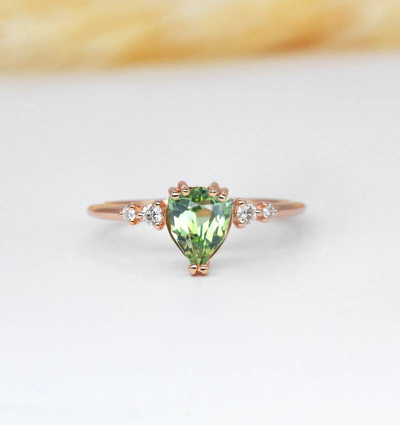 Grüner Turmalin Ring Handgemachter Verlobungsring Aus Roségold Und Diamant von DiorahJewellery