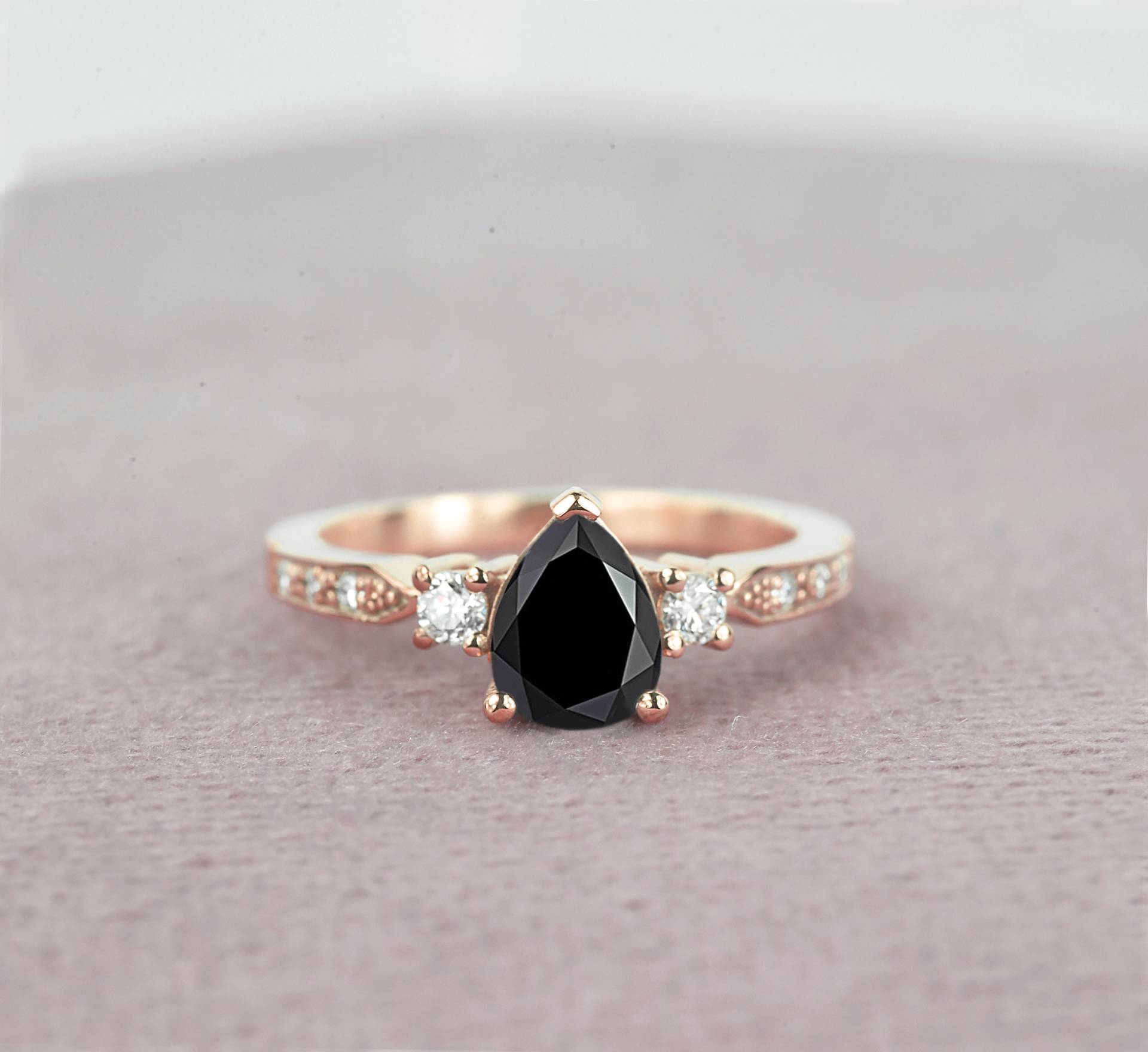 Birnenschliff Schwarz Diamant Verlobungsring | Runder Diamant Ring 9K/14K/18K Roségold Ring Rustikaler Diamantring Für Sie von DiorahJewellery