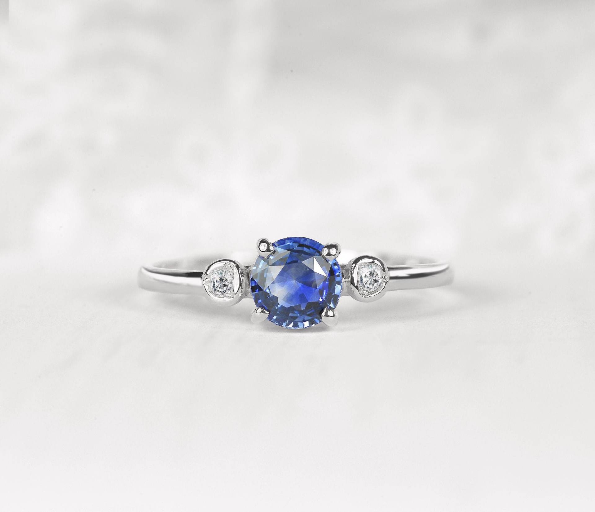 Blauer Saphir Ring , Saphir Und Diamant Trilogy 3 Stein Verlobungsring in Rose/Gelb/Weiß Gold Oder Platin Für Ihren Handgemachten Ring Uk Blauer Saphir Ring , Saphir Und Diamant Trilogy 3 Stein Verlobungsring in Rose/Gelb/Weiß Gold Oder Platin Für Ihren Handgemachten Ring Uk von DiorahJewellery
