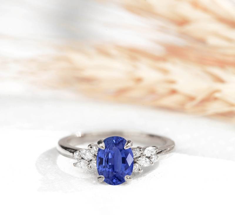 Blauer Saphir Und Diamant Verlobungsring | Ovaler Mittelgroßer Ring Aus Weißgold Natürlicher Blauer Art Deco von DiorahJewellery