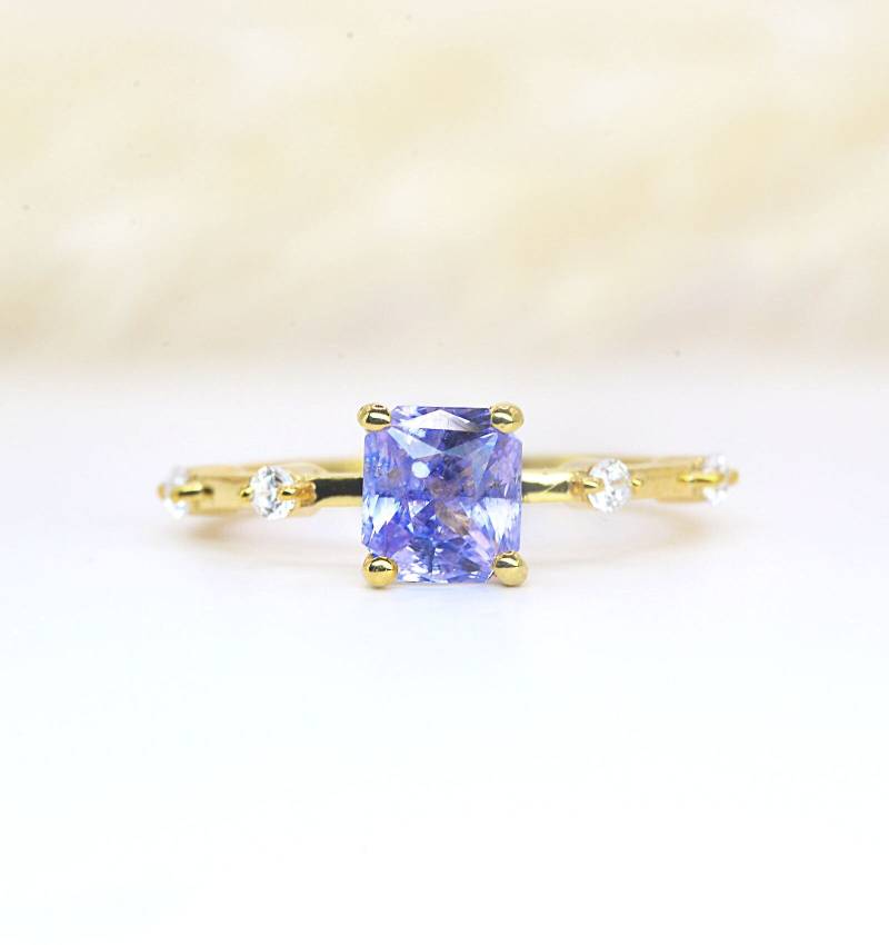 Handgemachter Art Deco Verlobungsring Mit Blauem Saphir Massivgold Diamant Akzent von DiorahJewellery