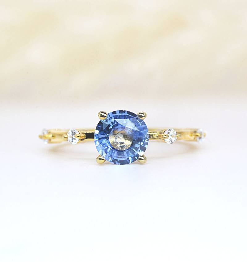 Art Deco Blauer Saphir Verlobungsring Handgemachter Gold Diamant Ring von DiorahJewellery
