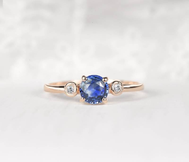 Blauer Saphir Verlobungsring-Natürliche Ceylon Saphir-Diamant Rose Falten Verlobungsring-Drei Stein Ring-Versprechen Ring-Jubiläum Ring von DiorahJewellery