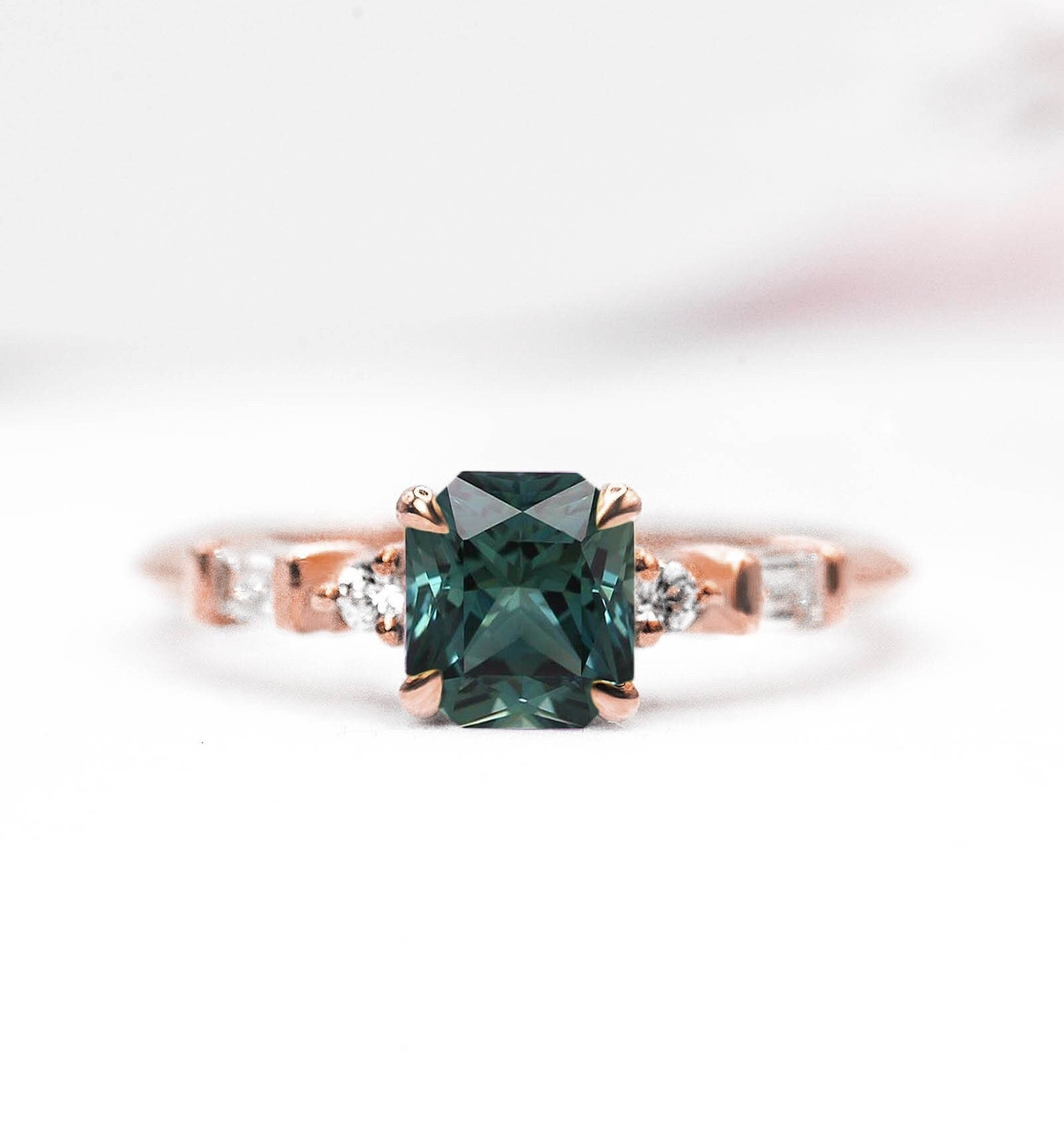 Blaugrüner Saphir Im Strahlenschliff Mit Verlobungsring | Handgefertigte Verlobung in Rosegold Und Baguette-Diamant-Ring Radiant Cut von DiorahJewellery