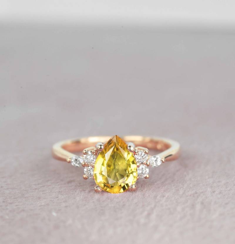 Gelber Saphir Und Diamant Verlobungsring | Birnengelber Vintage Ring in Roségold Multistein Geschenkring von DiorahJewellery