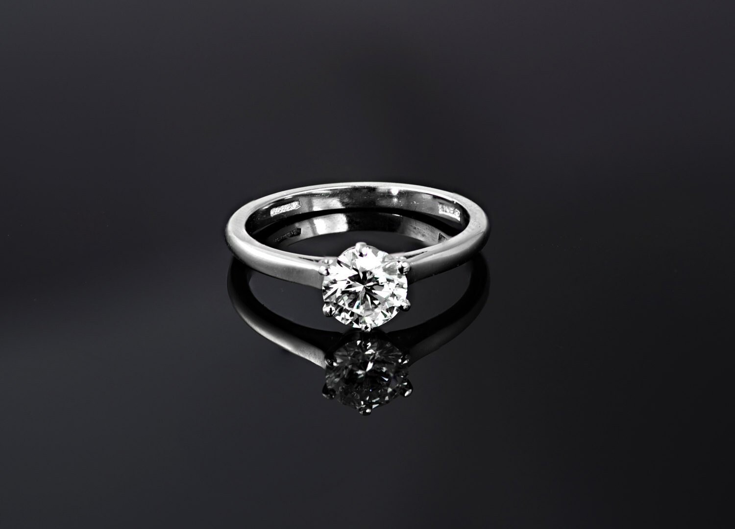 Handgefertigter 1.00 Ct Moissanit Solitär Verlobungsring - 950 Platin von DiorahJewellery