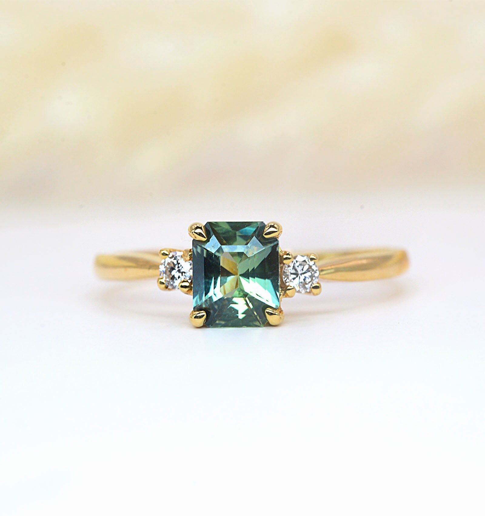 Handgemachte Mint Grün Saphir Verlobungsring von DiorahJewellery