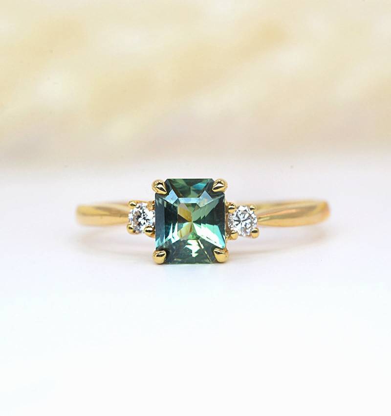 Handgemachte Mint Grün Saphir Verlobungsring von DiorahJewellery
