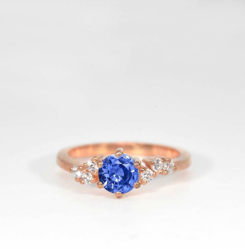 Hellblauer Saphir Und Runder Diamant Hochzeits - Verlobungsring | 5mm Brautring Roségold Diamant Ring von DiorahJewellery