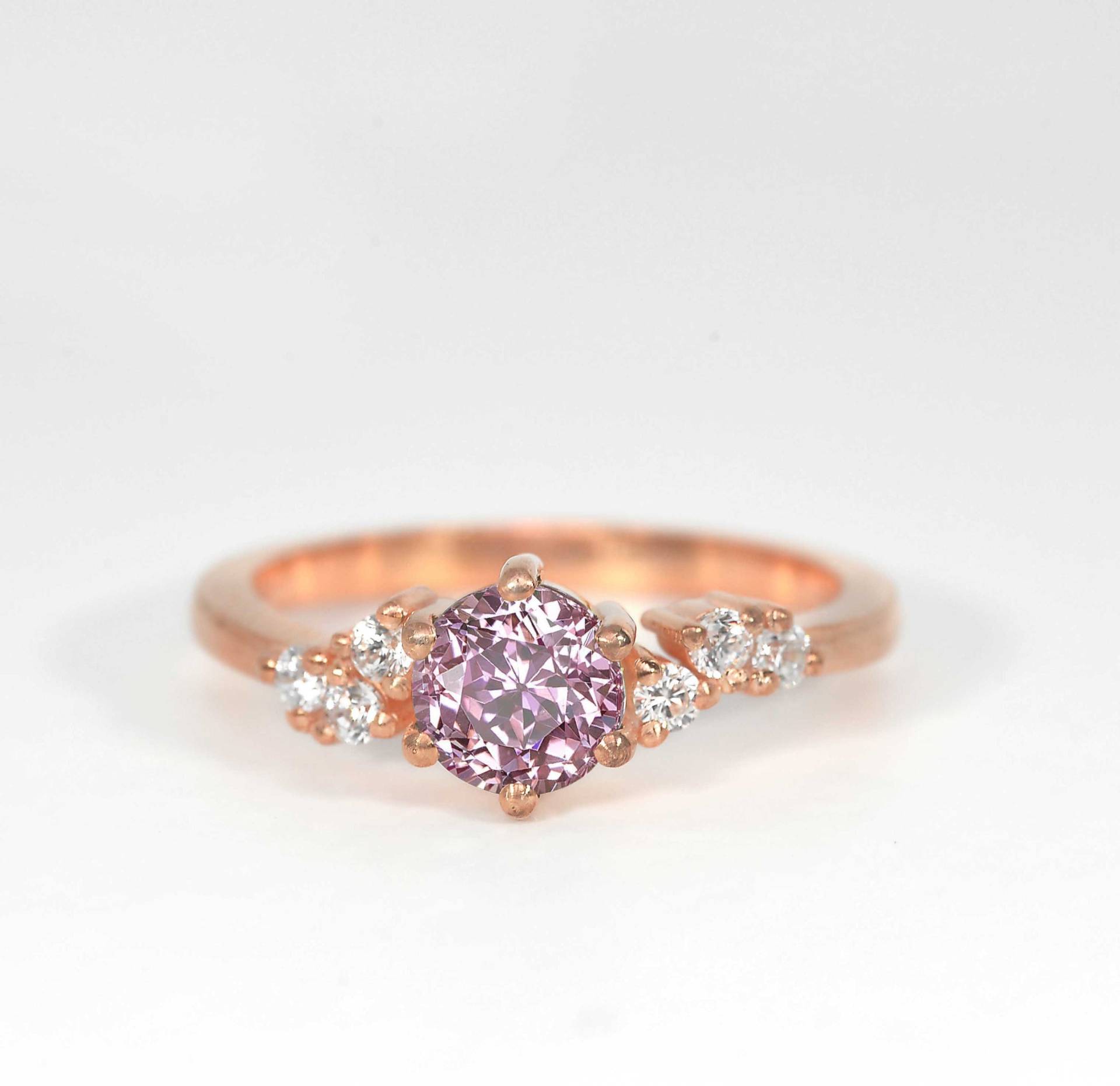 Hellrosa Saphir Und Runder Weißer Diamant Hochzeits - Verlobungsring | 5mm Brautring Roségold Diamant Ring Für Sie von DiorahJewellery