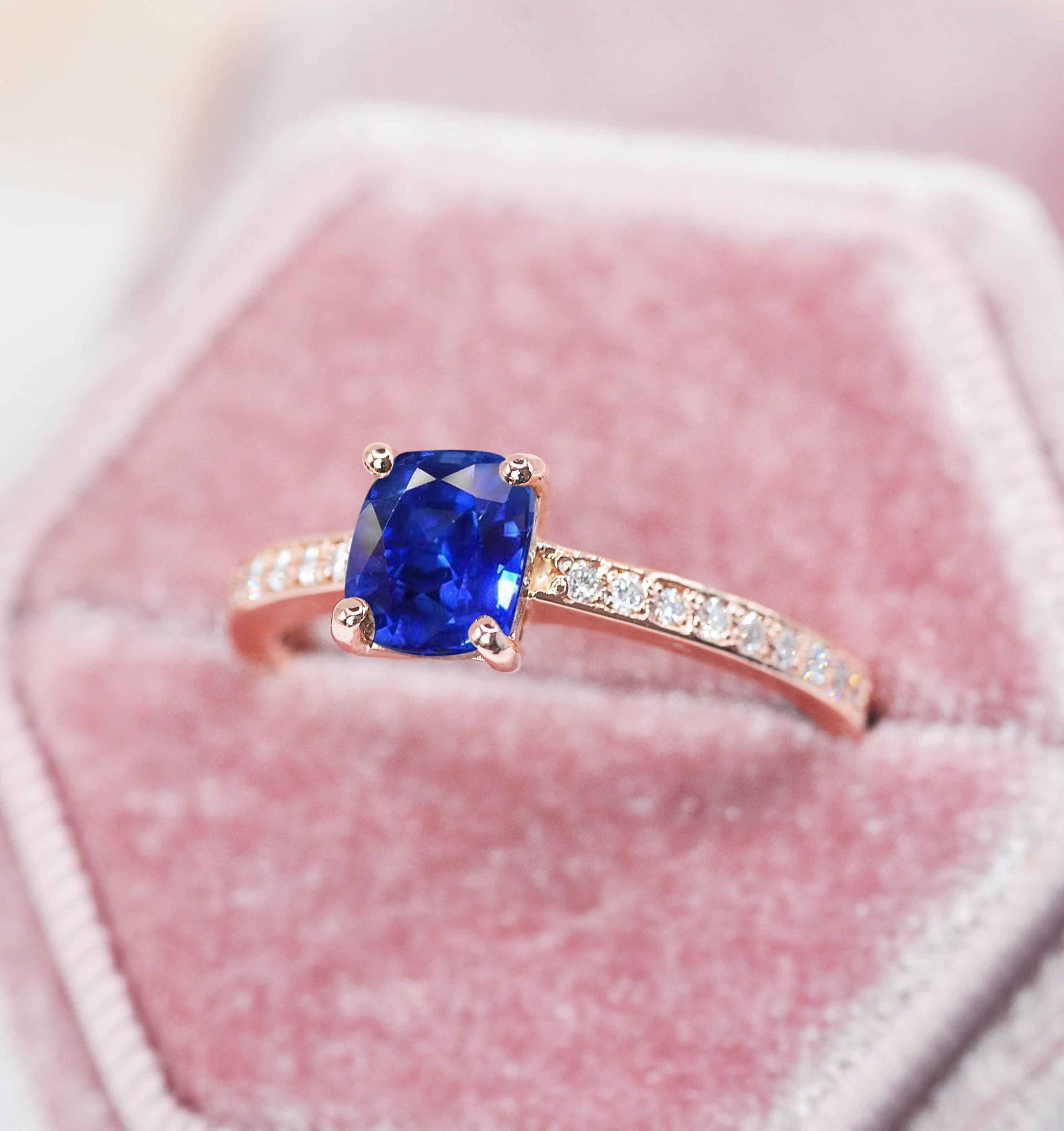 Kissenschliff Blauer Saphir Diamant Art Deco Ring | 6mm Verlobungsring Stilvoller Zierlicher Weißer Diamantjubiläumsring von DiorahJewellery