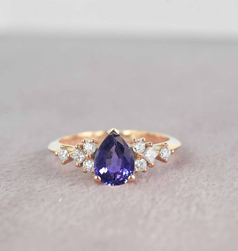 Birnenförmige Lavendel Saphir Verlobungsring | Braut Jahrestag Ring Princess Cut Diamant Ausgestattet Rosegold Für Sie von DiorahJewellery